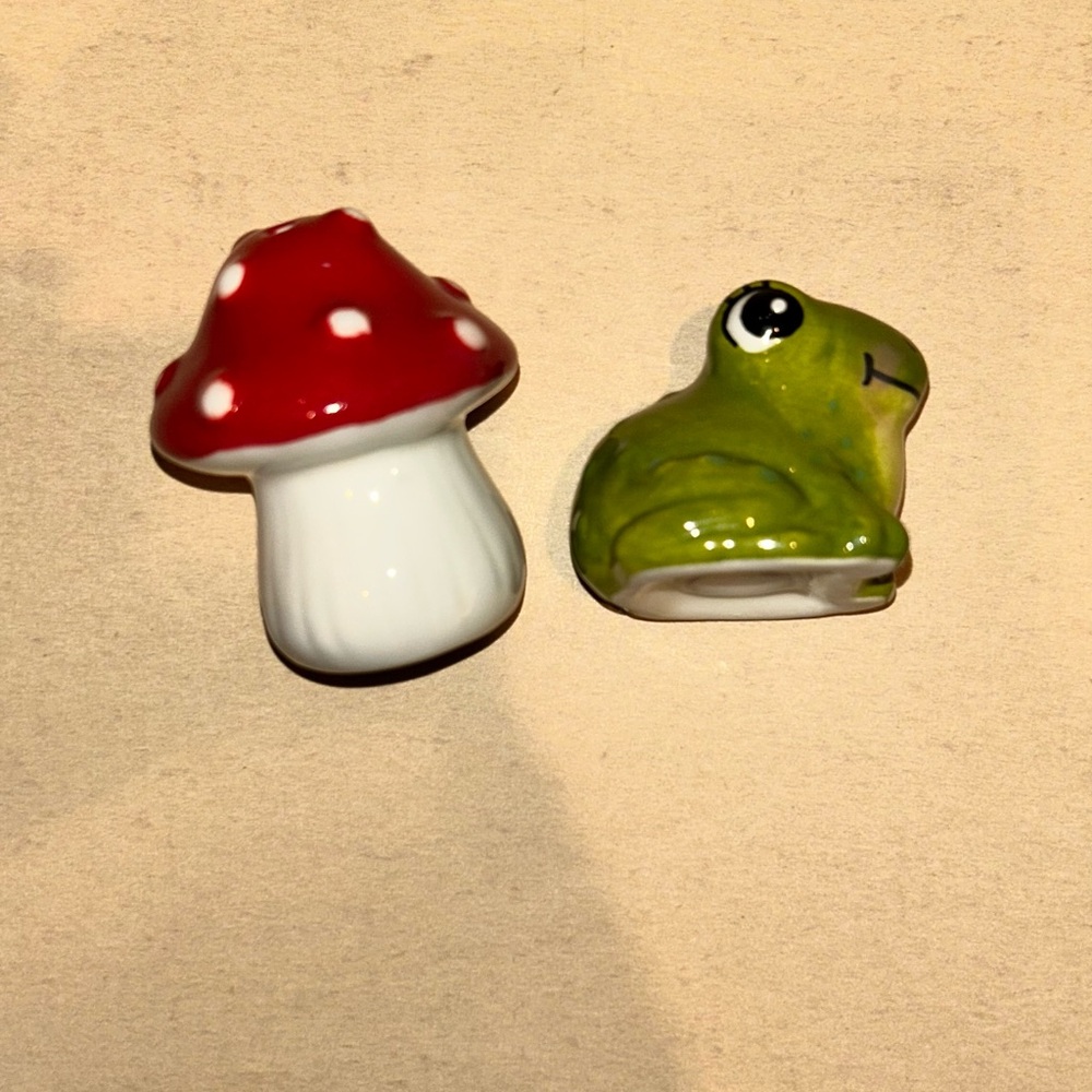 COPY - Whimsical Red and White Mushroom green frog 🐸 shakers Accents